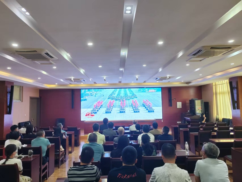 学校组织观看纪念中国人民抗日战争暨世界反法西斯战争...